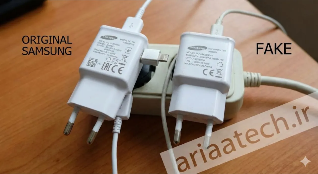 مقایسه بدنه شارژر اصلی سامسونگ با نمونه تقلبی در کنار گوشی هوشمند